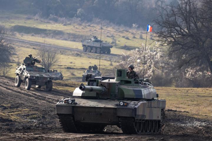 Un tanque francés Leclerc del primer regimiento de Chasseurs Thierville-sur-Meuse, durante una maniobra de la OTAN en Rumanía, en 2022.