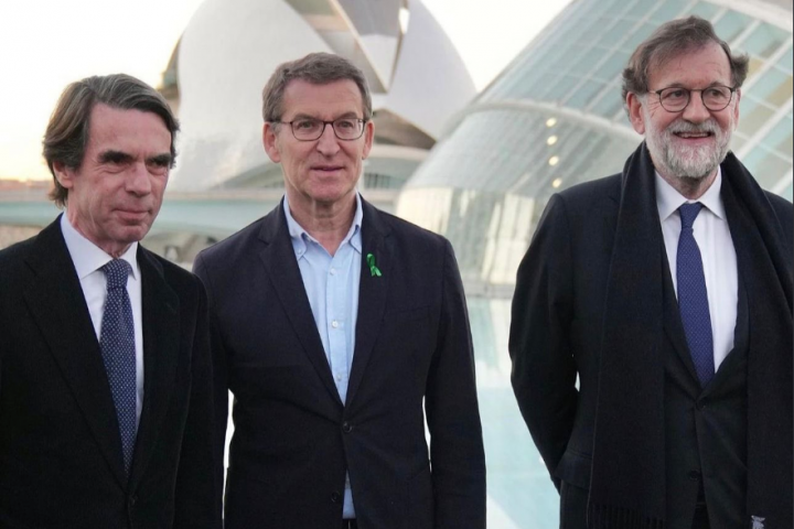 El líder del PP, Alberto Núñez Feijóo, junto a José María Aznar y Mariano Rajoy.