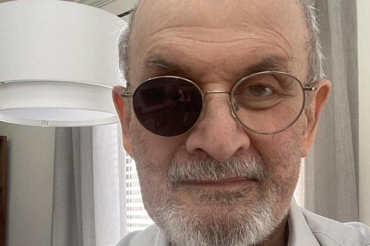 Salman Rushdie en la imagen publicada en su cuenta de Twitter