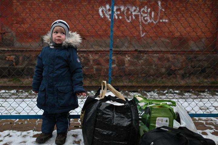 Un niño ucraniano, en la estación de tren.