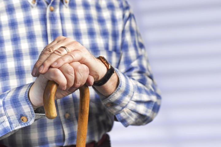 Un pensionista, con su bastón.