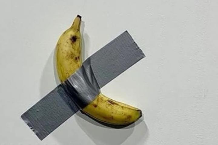 Este plátano pegado a una pared ha sido valorado en 120.000 dólares.