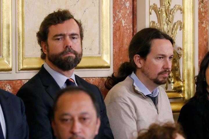 El portavoz de Vox en el Congreso, Iván Espinosa de los Monteros (i) y el líder de Unidas Podemos, Pablo Iglesias (d). 