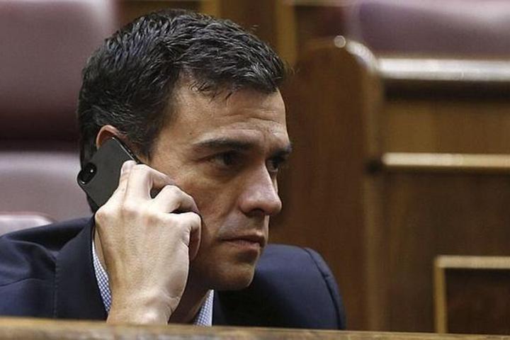 Pedro Sánchez, hablando por teléfono en una imagen de archivo. 