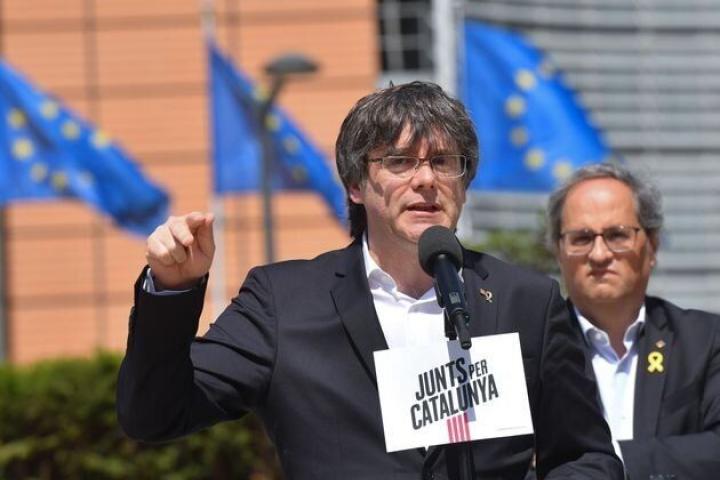 Puigdemont, junto a Torra, frente al Parlamento Europeo