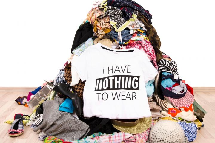 Tengo el armario lleno y nada que ponerme': cuándo tirar la ropa y cómo  tomar la decisión