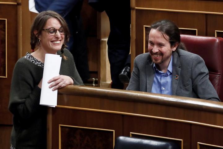 La diputada de la CUP Mireia Vehí bromea con el líder de Unidas Podemos, Pablo Iglesias.