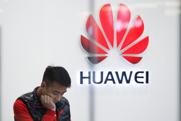 Un empleado, retratado en una tienda Huawei de Pekín, el pasado marzo.