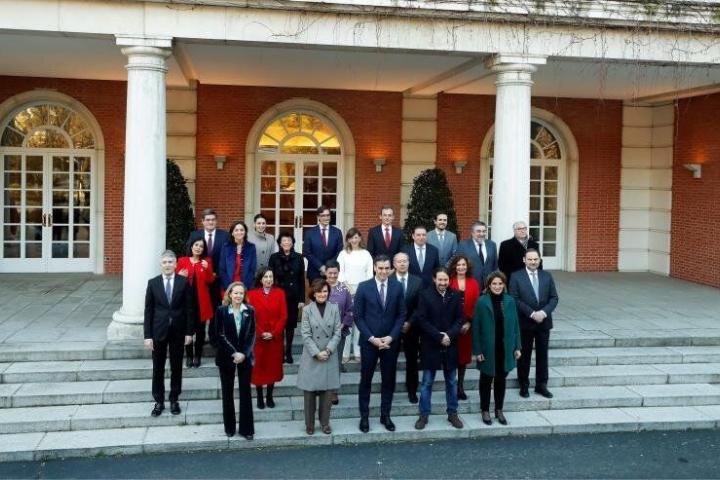 El presidente del gobierno, Pedro Sánchez, posa con su nuevo gabinete de ministros en el Palacio de la Moncloa antes del primer Consejo de Ministros celebrado este martes. 
