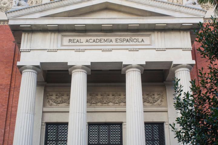 Fachada de la sede de la Real Academia Española en Madrid.