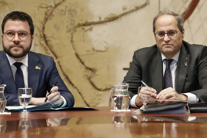 El presidente de la Generalitat, Quim Torra (d), junto al vicepresidente del Govern y conseller de Economía, Pere Aragonès (i).