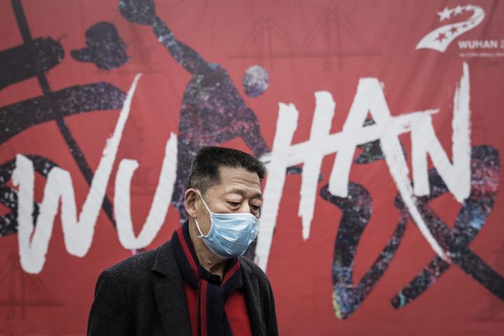 Un ciudadano chino de la ciudad de Wuhan con mascarilla para evitar contagiarse