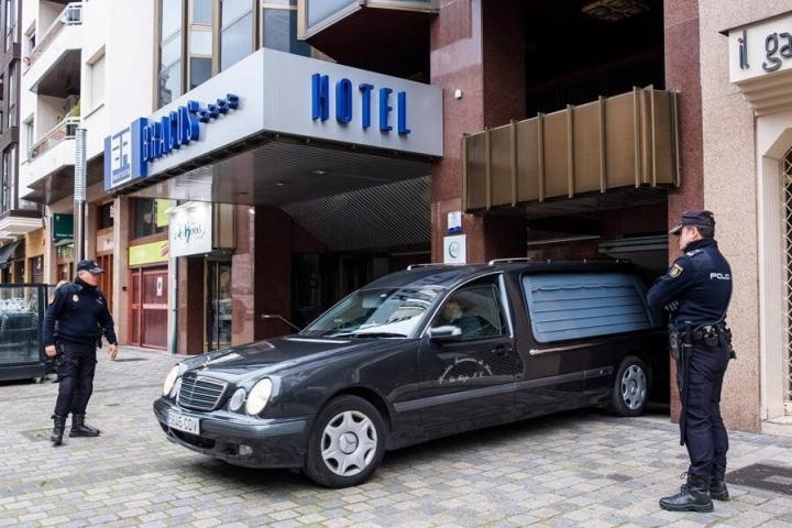Un coche fúnebre sale del hotel de Logroño, La Rioja este lunes donde ha aparecido muerta una niña de 5 años