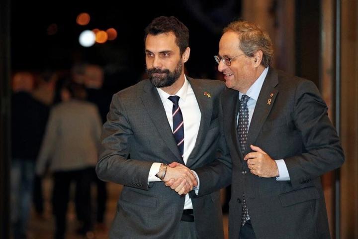 El presidente de la Generalitat, Quim Torra (d), y el presidente del Parlament, Roger Torrent (i), se saludan tras despedir a los exconsellers encarcelados.