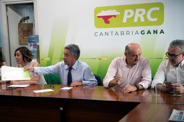 El presidente de Cantabria en funciones y del PRC, Miguel Ángel Revilla (2i) junto al diputado nacional José María Mazón (2d) durante el comité ejecutivo de esta formación, hoy en la capital cántabra. EFE