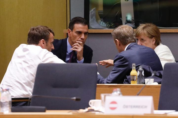 Sánchez, Macron y Merkel hablan con Tusk, en una reunión previa a la cena de anoche en Bruselas.