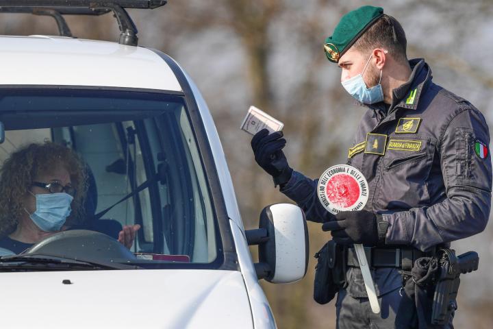 Un agente en Zorlesco (Italia) pide la documentación a una conductora.