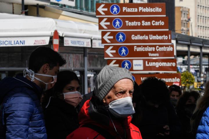 NAPLES, CAMPANIA, ITALY - 2020/03/09: Tourists walk wearing antivirus masks to protect themselves from the Coronavirus (COVID-19) in Naples city. (Photo by Salvatore Laporta/KONTROLAB/LightRocket via Getty Images)