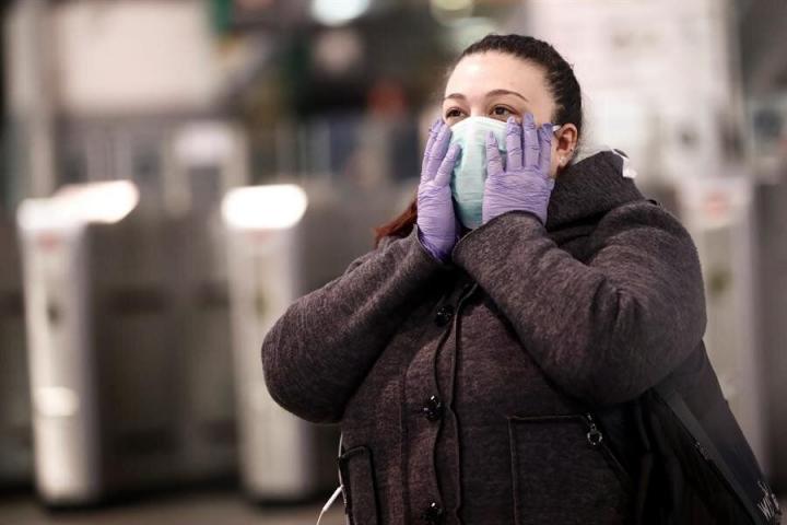 Una mujer con mascarilla y guantes en Madrid.