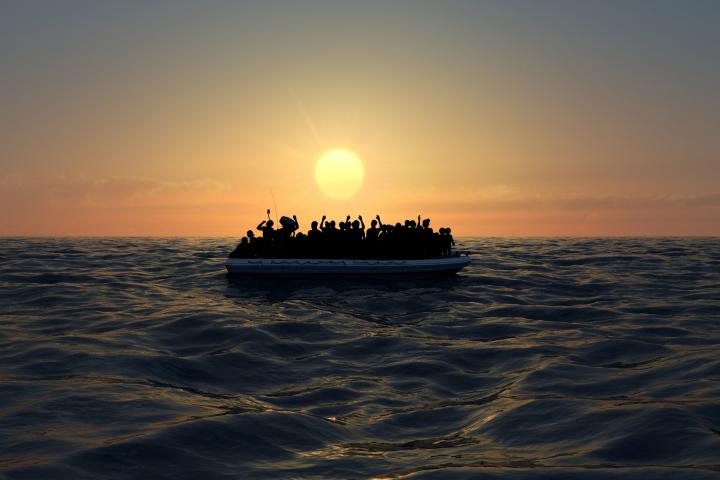 Embarcación con decenas de migrantes a bordo, a la deriva en el Mediterráneo