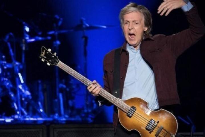 Paul McCartney durante un concierto.