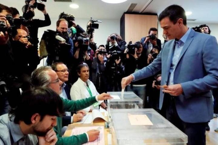 El presidente del gobierno Pedro Sánchez vota en un colegio de la localidad madrileña de Pozuelo de Alarcón.