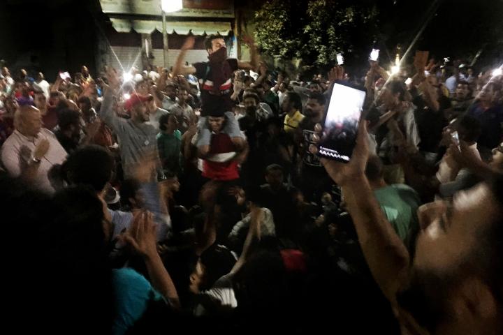 Un manifestante graba los cánticos de un compañeros, en la protesta contra Al Sisi del pasado 21 de septiembre en El Cairo. 