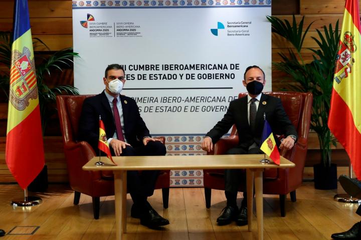 El presidente del gobierno español, Pedro Sánchez, es recibido por el jefe de gobierno de Andorrra, Xavier Espot Zamora en la XXVII Cumbre Iberoamericana.