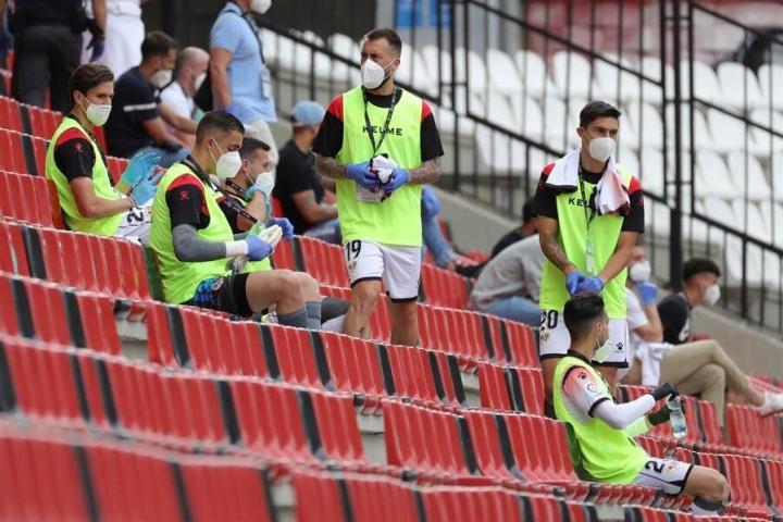 Los suplentes, en las gradas y guardando (más o menos) la distancia de seguridad
