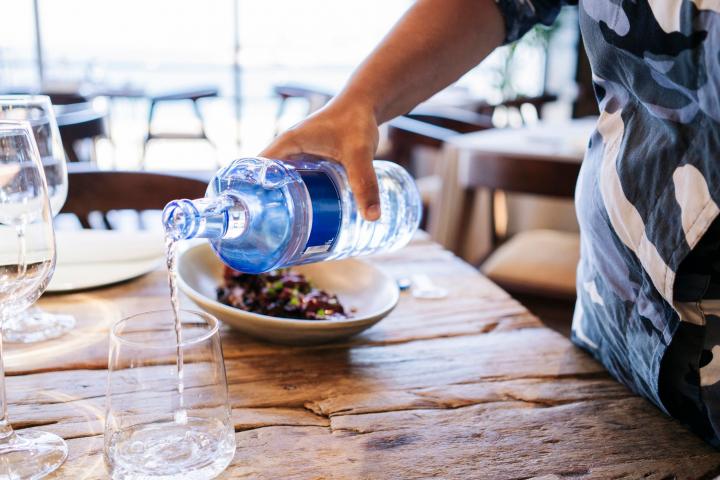 Un experto alerta: si pides agua en un bar o restaurante y te pasa esto,  deberías actuar