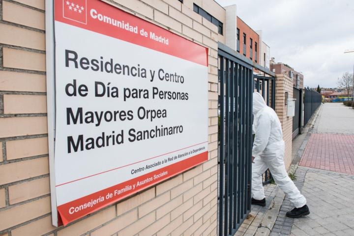 Un militar de la UME entra el pasado 27 de marzo a una residencia de Madrid para desinfectarla.