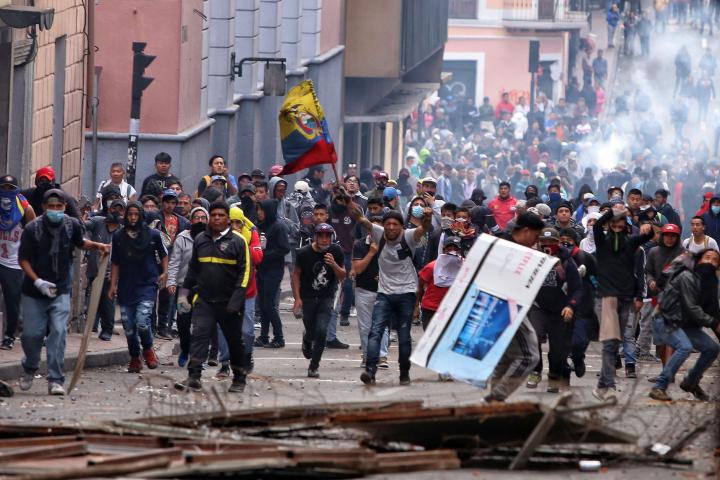 Un grupo de manifestantes (en su mayoría indígenas), tomando las calles de Quito, este 7 de octubre. 