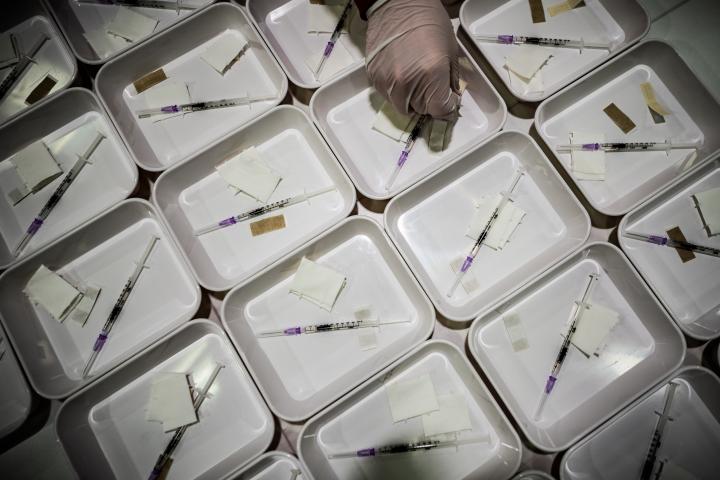 Inyecciones de vacunas contra la covid preparadas en un centro de vacunación en Berlín