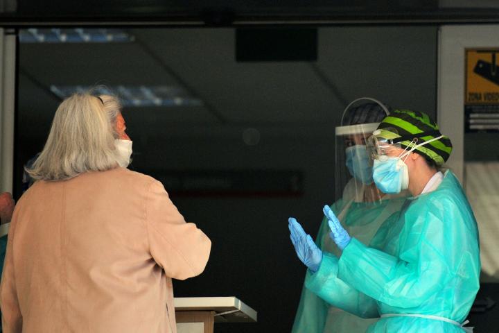 L´HOSPITALET, SPAIN - 2020/04/28: Nurses wearing protective gears as a precaution against Covid-19 dialogue with a patient at the entrance of a Medical Center during the medical visitation amid Coronavirus.
L´Hospitalet Spain Health personnel ...