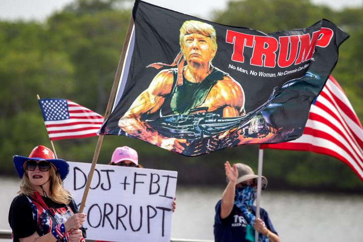 Seguidores de Donald Trump, en las puertas de su casa de Mar-a-Lago donde entró el FBI, ayer martes.