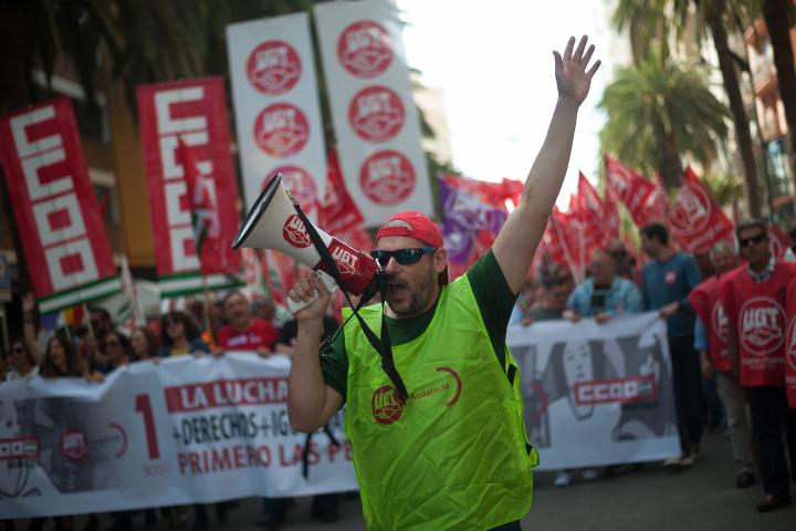 Un manifestante de UGT con un megáfono en la manifestación del 1º de mayo de 2019 en Málaga. 