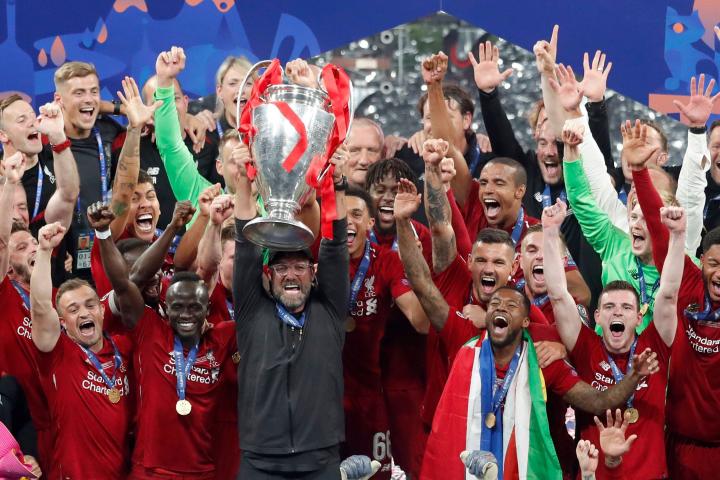 El entrenador del Liverpool, Jurgen Klopp, alza el trofeo después de ganar la UEFA Champions League en el Estadio Metropolitano de Madrid, el 1 de junio de 2019