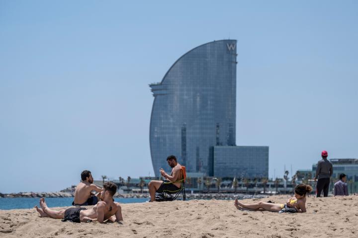 BARCELONA, SPAIN - 2020/06/09: People are seen sunbathing on Barceloneta beach.
Barcelona begins the summer bathing season on the beaches with new measures to control capacity and social distancing due to the contagion of Covid-19. (Photo by Pac...