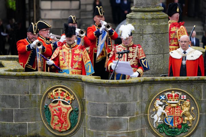 Proclamación de Carlos III como nuevo rey en Edimburgo.