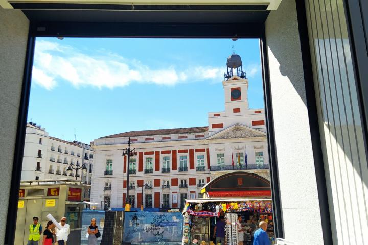 Imagen desde el interior de una tienda a la Puerta del Sol de Madrid.  