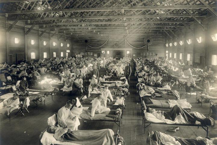 Un hospital de emergencia creado en Camp Funton, Kansas (EEUU), durante la epidemia de gripe de 1918.