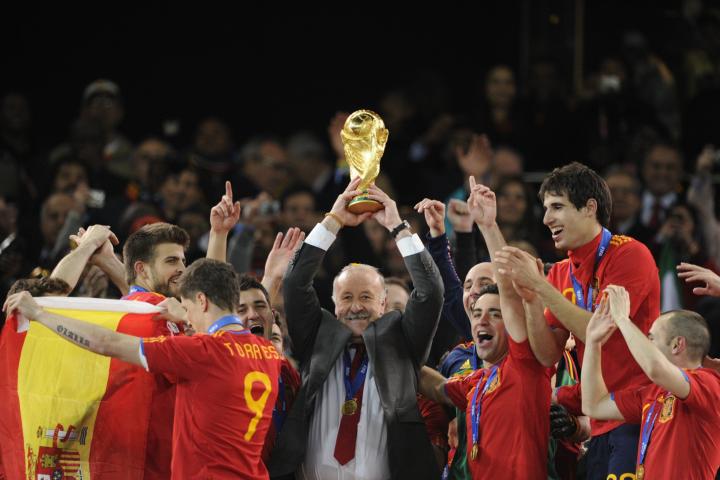Vicente del Bosque celebra junto con la selección española la conquista del Mundial de Sudáfrica, el 11 de julio de 2010.