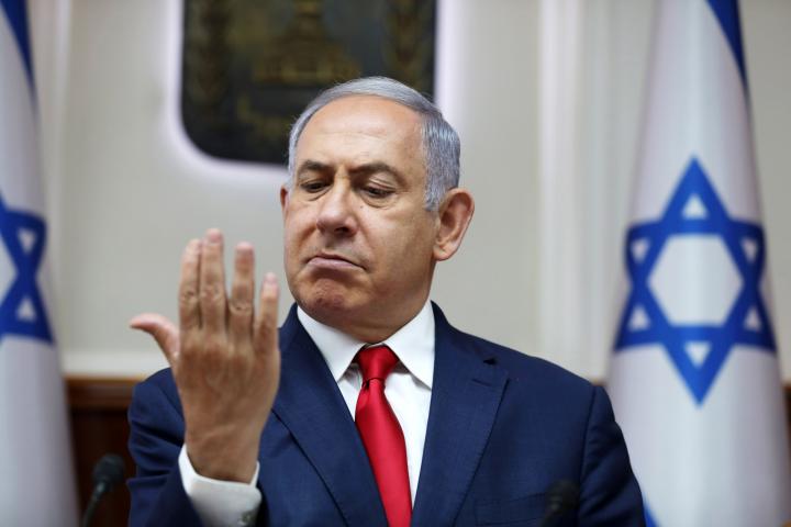 Benjamin Netanyahu revisa su mano durante una reunión de su consejo de ministros, en julio de 2019.