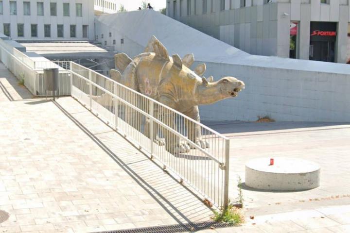La estatua donde apareció el cadáver del hombre
