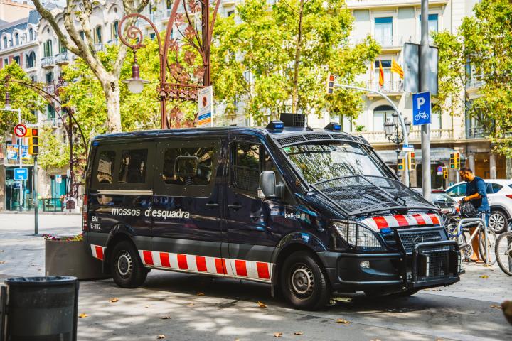 Imagen de archivo de un vehículo de los Mossos en Barcelona.