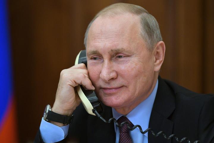 Putin, al teléfono en su despacho