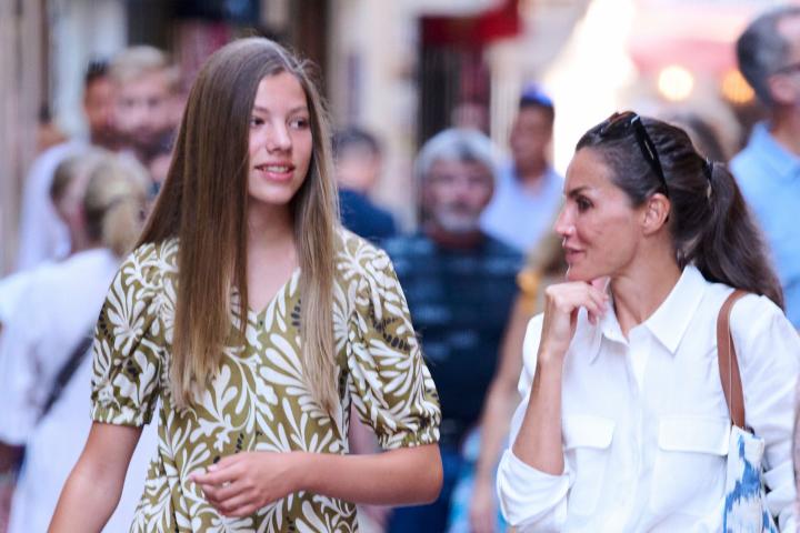 La infanta Sofía y la reina Letizia paseando por las calles de Palma el pasado 10 de agosto.