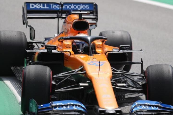 El español Carlos Sainz de McLaren compite en el Gran Premio de Brasil de la Fórmula Uno este domingo en el circuito de Interlagos en Sao Paulo (Brasil). EFE/Fernando Bizerra