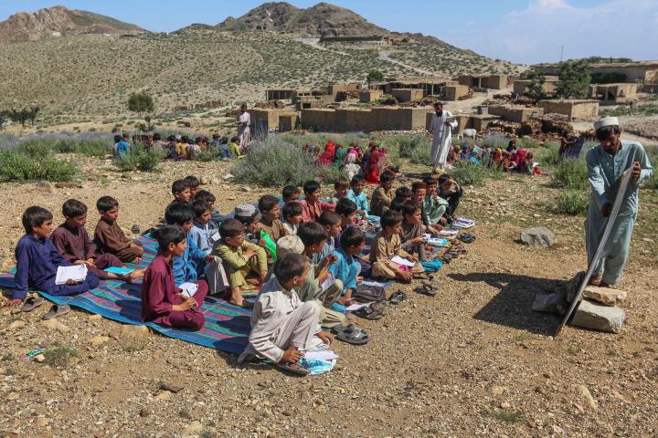 Un grupo de niños afganos da clase en mitad de un descampado en Achin, en la provincia de Nangarhar, el pasado 4 de septiembre. 
