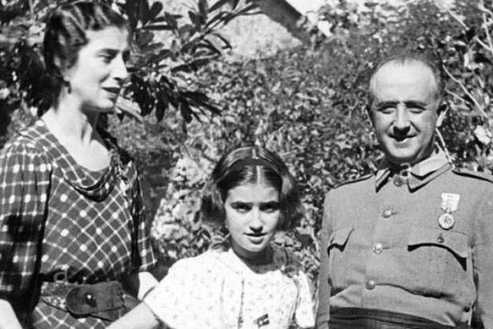 Francisco Franco, su mujer, Carmen Polo y su hija Carmen.